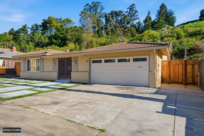 Building Photo - Large Oakland Hills Home With Large Garage/Yard +Laundry Hook-Ups!
