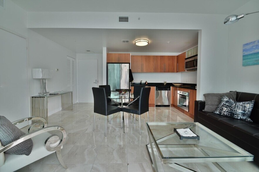 Primary Photo - 300 Biscayne Boulevard Way