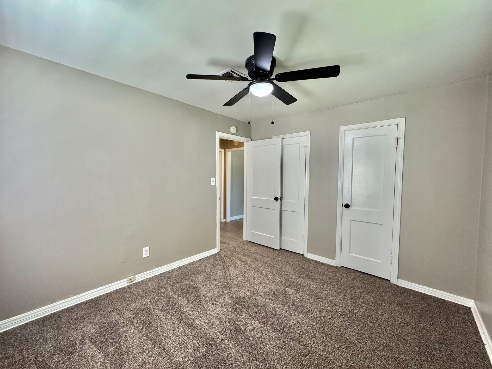 Building Photo - 252 E Coe Dr
