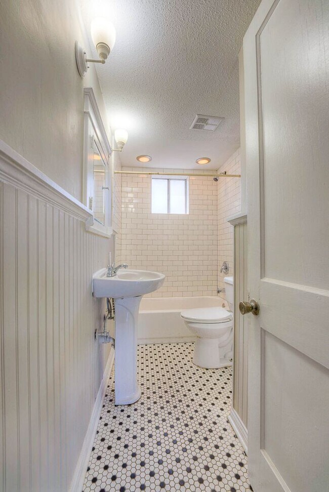 Building Photo - Gorgeous, renovated Midtown 3/1.