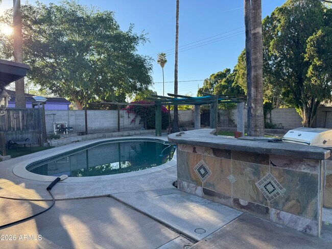 Building Photo - 4613 E Vernon Ave