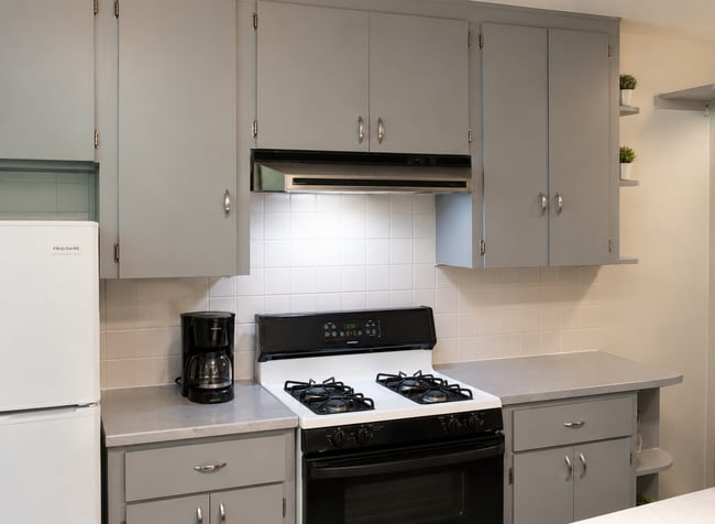 Building Photo - Charming Studio Apartment in Hyde Park – Private Yard, Wood Floors & Onsite Laundry