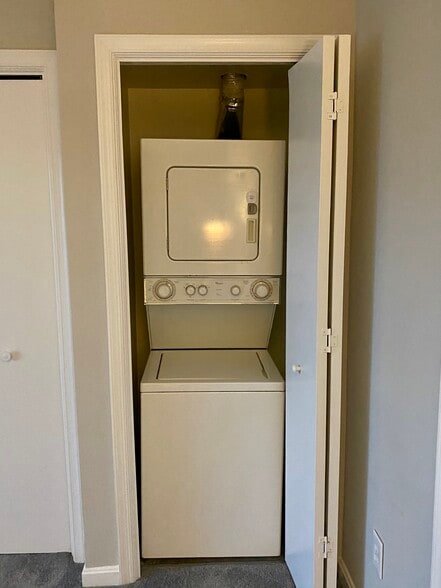 Building Photo - 26D Queen Anne Way