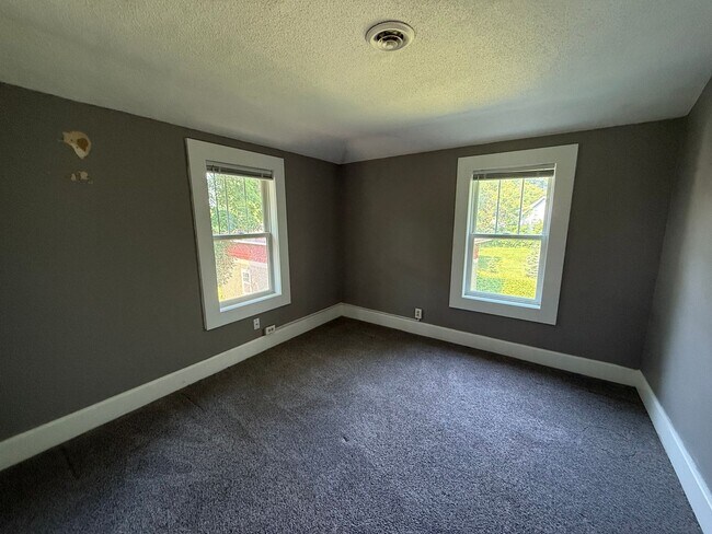 Building Photo - Charming 3-Bedroom Single Family Home in C...