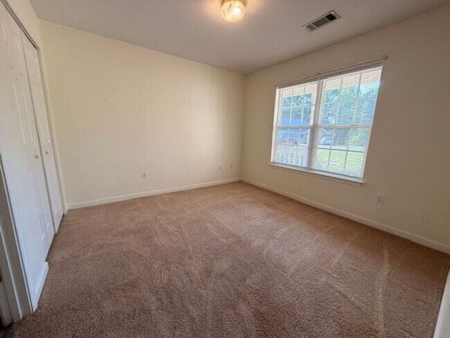 Building Photo - Beautiful and spacious! Ready for move in!