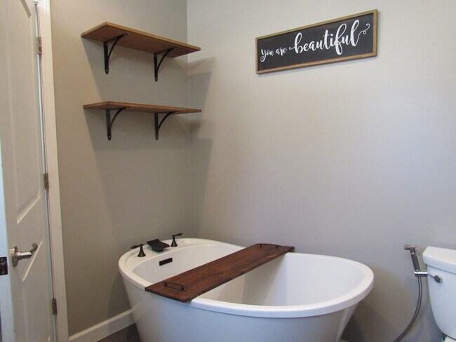 Building Photo - 405 E Palace Row