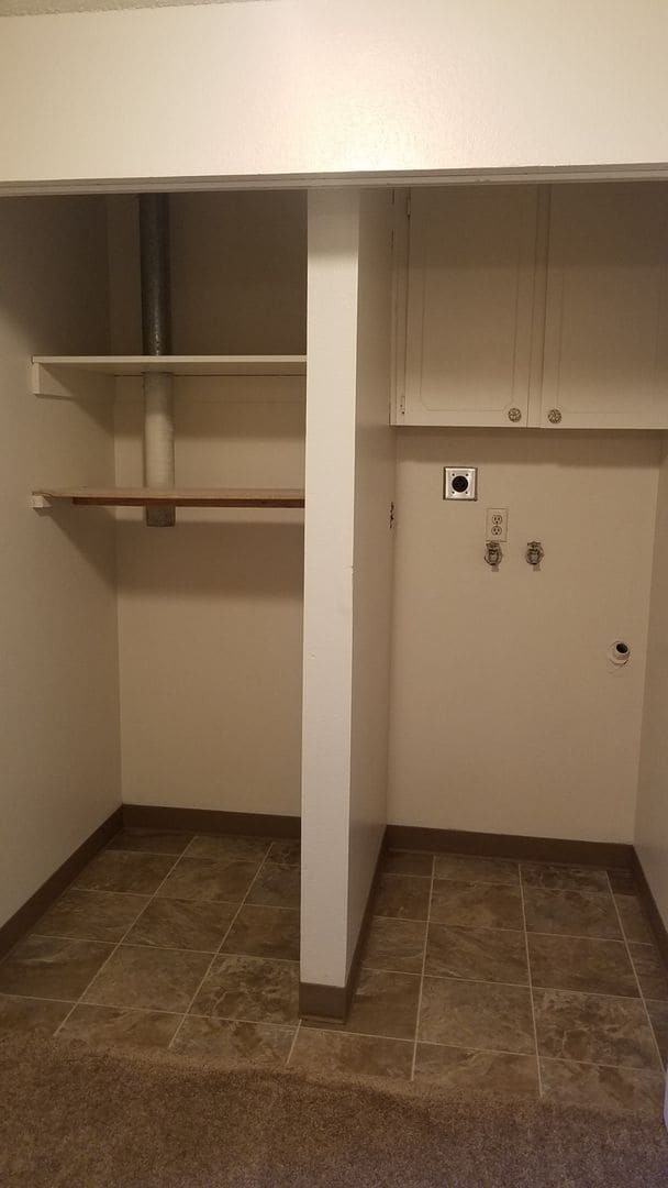 Building Photo - FREE RENT! 2x1 Townhome on Miller St S