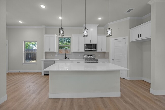 Building Photo - 5511 Black Pine Cir