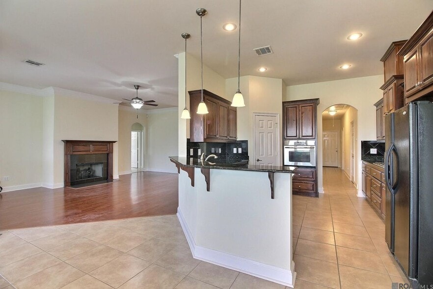 Building Photo - 20357 Chaumont Ave