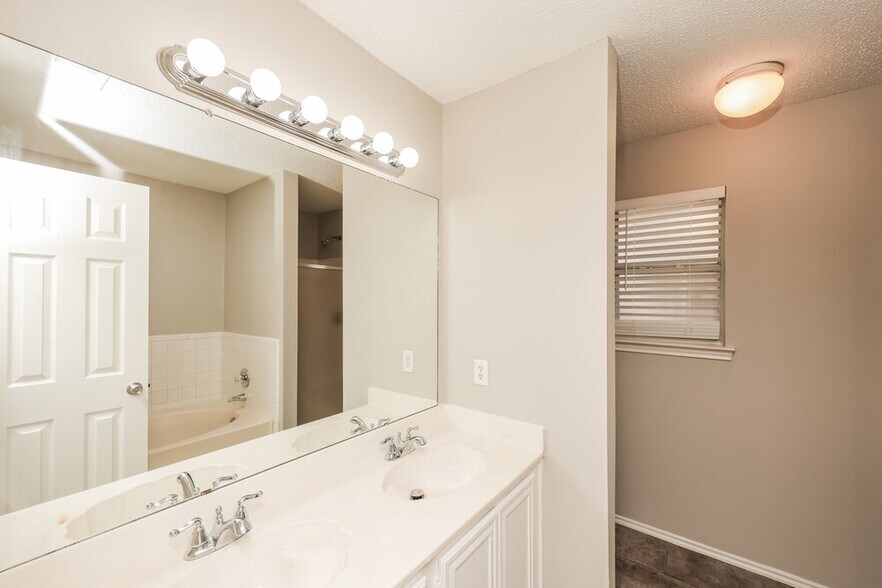Building Photo - 1357 Meadow Creek Dr