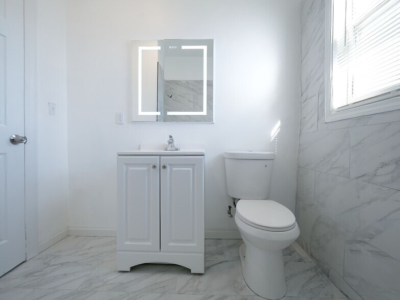 Building Photo - 5004 W Armitage Ave