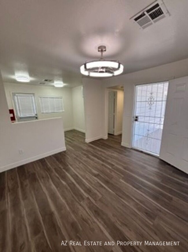 Building Photo - 502 E Cody Dr
