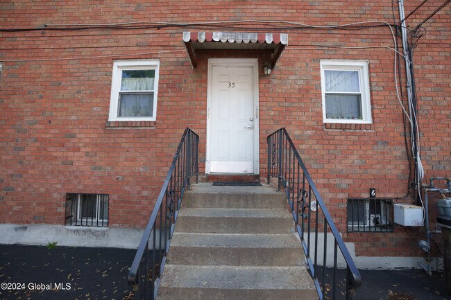 Building Photo - 35 McAlpin St