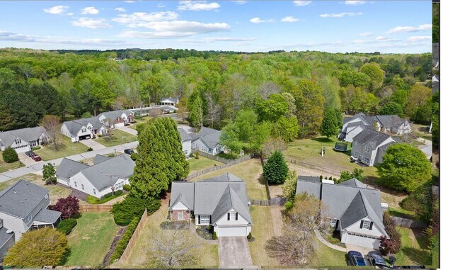 Building Photo - Spacious 3/2 Available Now!