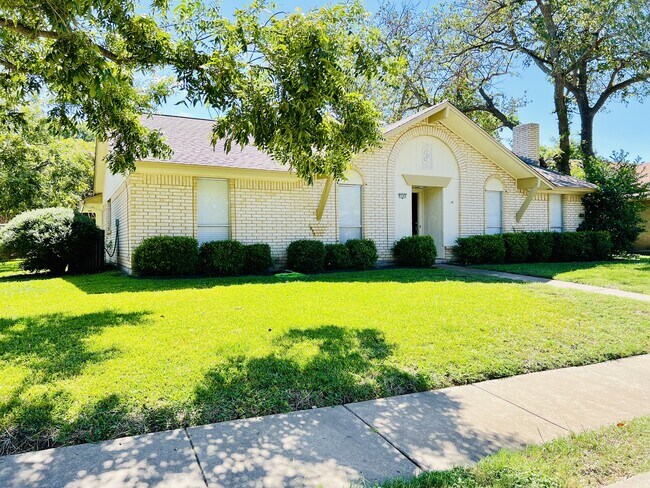 Building Photo - 2102 Richwood Dr
