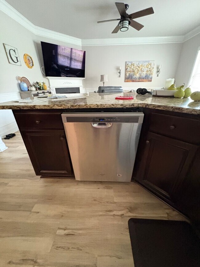Building Photo - 4 Bedroom 4 Bath Furnished Home in Simpson...
