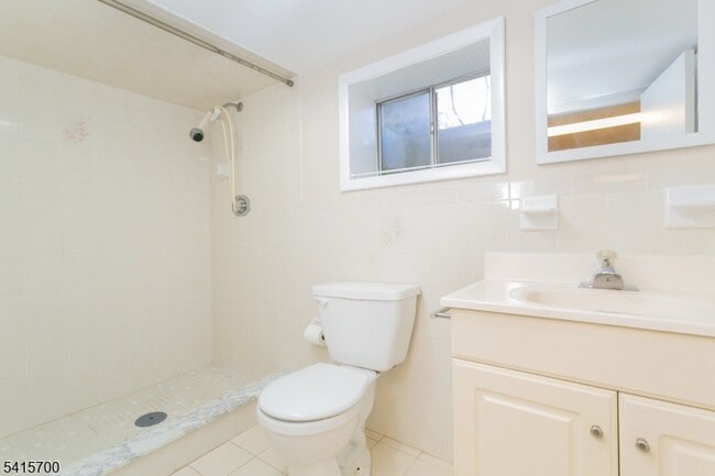 Building Photo - 27 Ashwood Ave