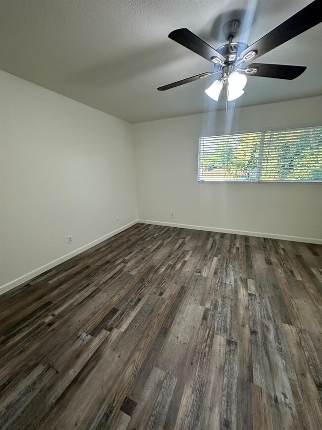 Building Photo - 440 N Homsy Ave