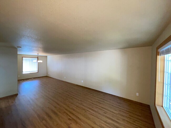 Building Photo - Spacious 4-Bedroom, 2.5-Bath Home with Deck, Fireplace & Updated Kitchen
