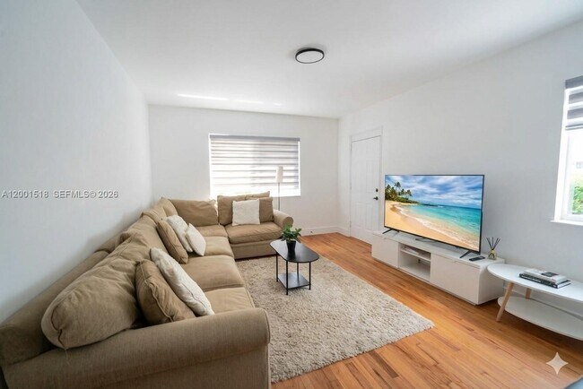 Building Photo - 817 W 39th St