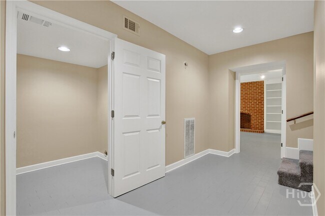 Building Photo - 5 Anchor Ct