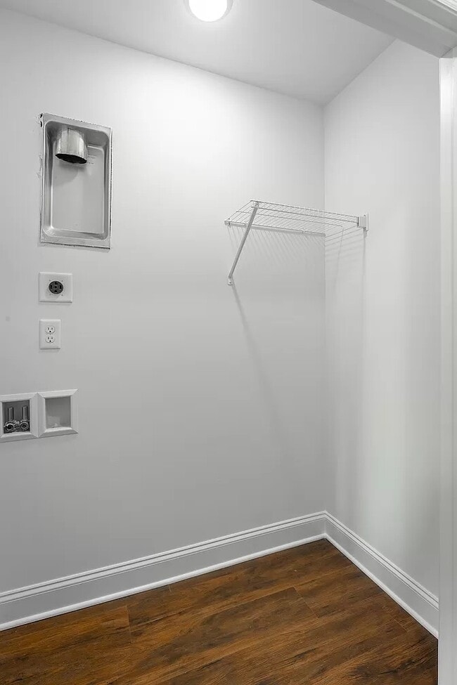 Building Photo - 5558 Stream Ln