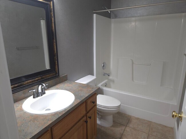 Building Photo - FOR RENT in NORTH COLUMBUS! Available NOW!