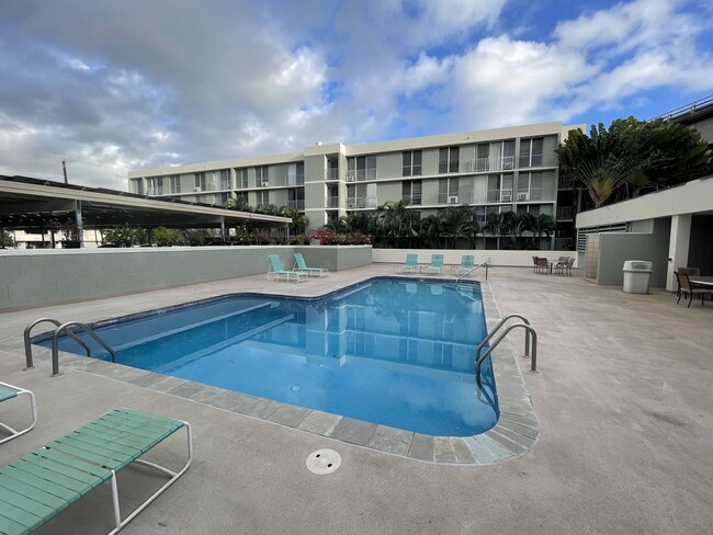 Building Photo - 2 Bed, 1 Bath, 2 Parking in Moiliili, Swim...