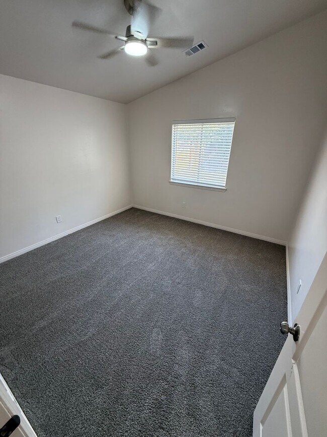 Building Photo - 10109 Bay Colony Dr