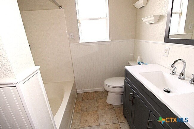 Building Photo - 3303 Solomon Dr