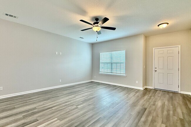 Building Photo - AVAILABLE NOW! (Pet Friendly)