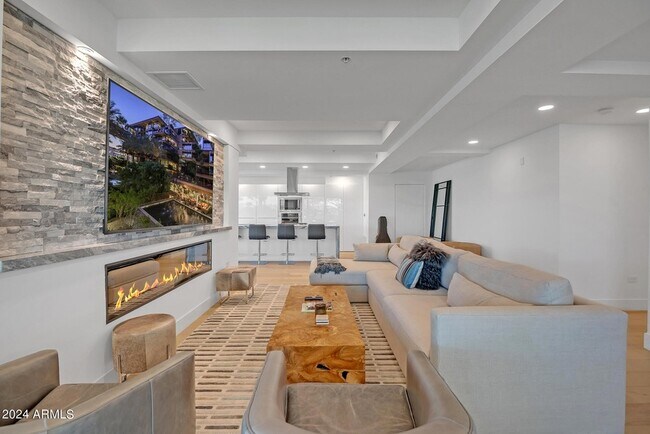 Building Photo - 7117 E Rancho Vista Dr