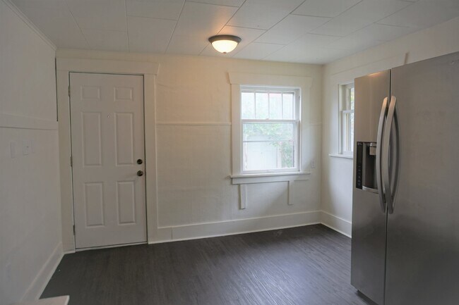 Building Photo - Centrally Located 3-bedroom, 1-bathroom in the Columbia Neighborhood.