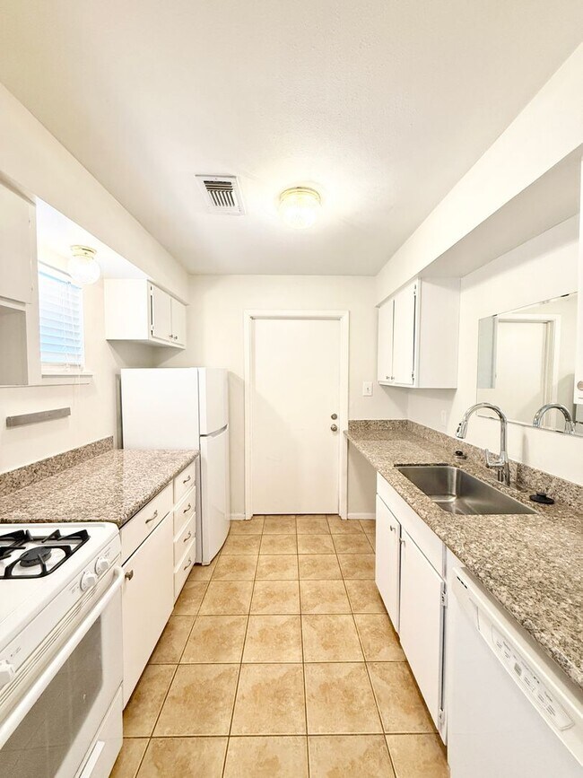 Building Photo - BRA11