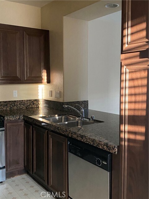 Building Photo - 17871 Shady View Dr