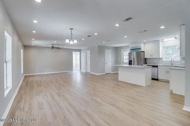 Building Photo - 912 Maple St