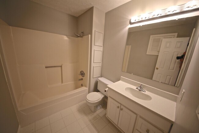 Building Photo - 3136 S Carnaby St