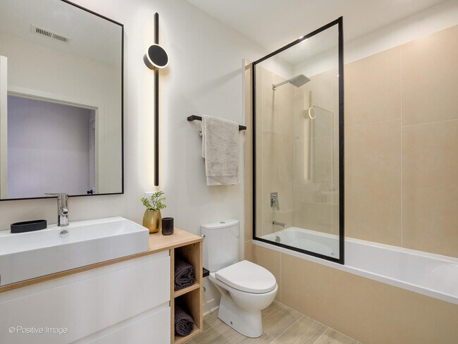 Building Photo - 2725 N Thatcher Ave