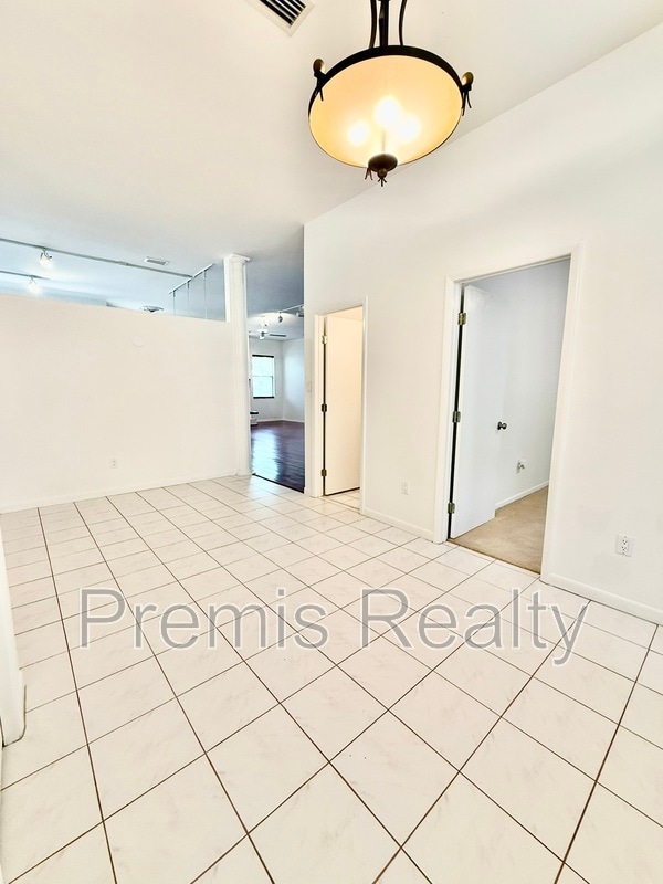 Building Photo - 642 Weathersfield Dr
