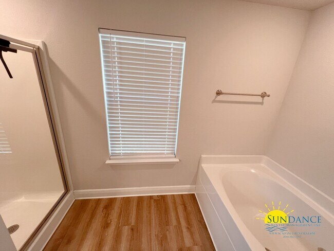 Building Photo - Modern 3 Bedroom Home with Community pool!
