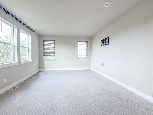 Building Photo - New 4 bed with bedroom and bath on main floor