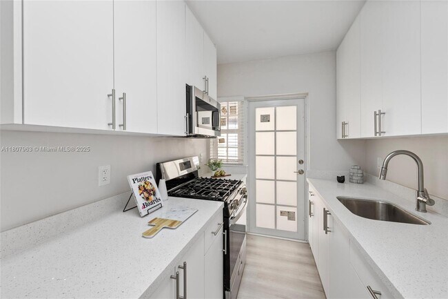 Building Photo - 2416 Flamingo Dr