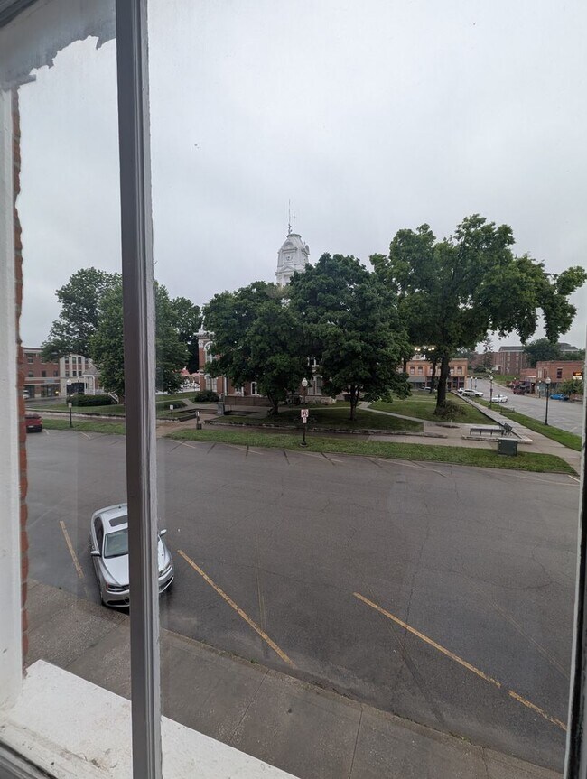 Building Photo - Huge 3 Bedroom/ 2 Bath Upstairs Apartment