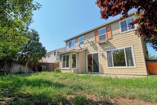 Building Photo - Lovely, Hidden Lake 4 bedroom, 2.5 bathroo...