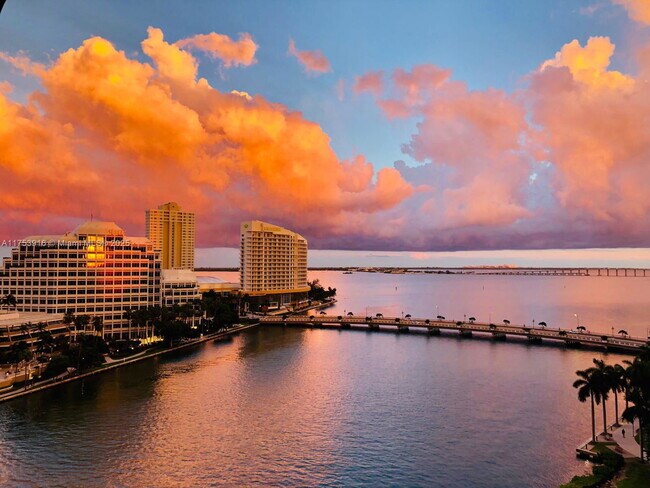 Building Photo - 495 Brickell Ave