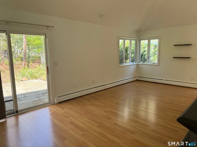 Building Photo - 2 Talcott Glen Rd