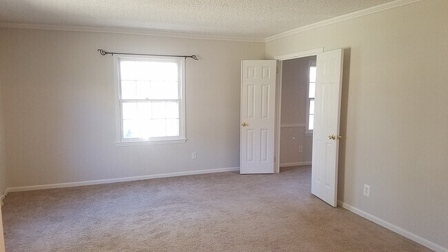 Building Photo - Well maintained ranch home in Charlotte!