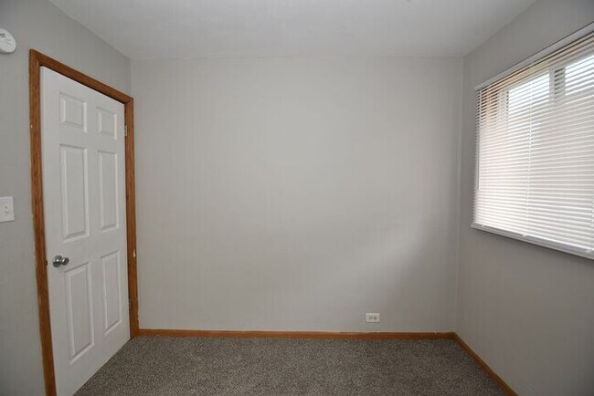 Building Photo - Mishawaka 3 bedroom ranch with large family room and fenced yard