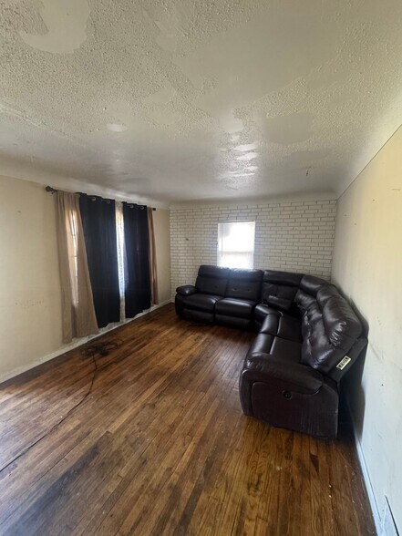 Building Photo - 711 W Dewey St