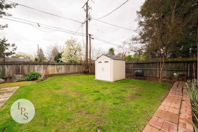 Building Photo - Beautiful Old Fig Home, 3BR/1BA, Huge Lot!...